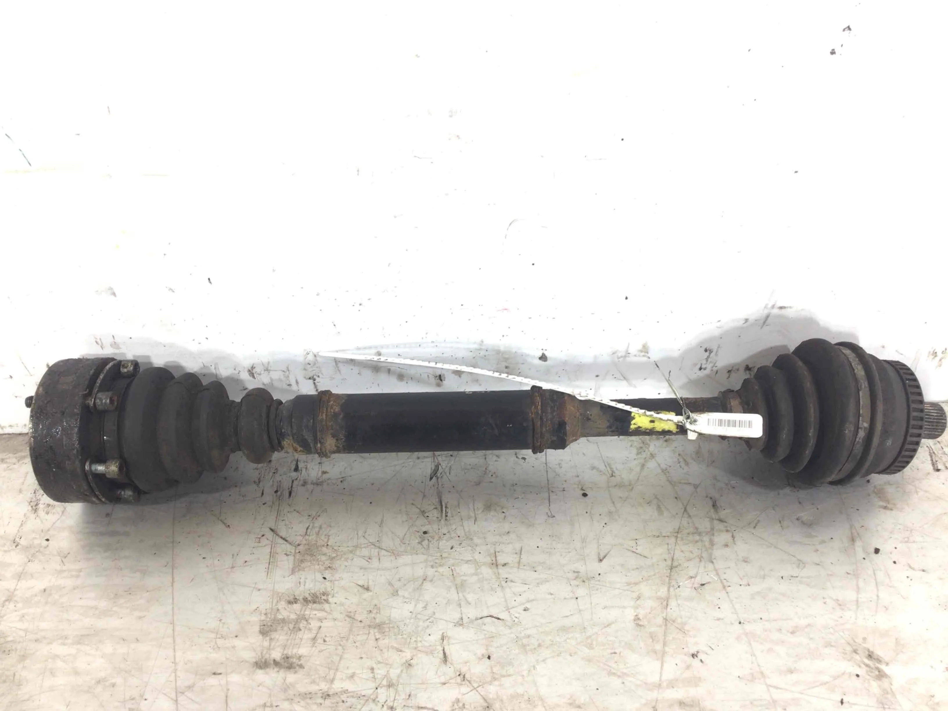 Полуось передняя левая (приводной вал, ШРУС) Audi A4 B5 (1994-1999) бензин 1.6 i Механика Седан