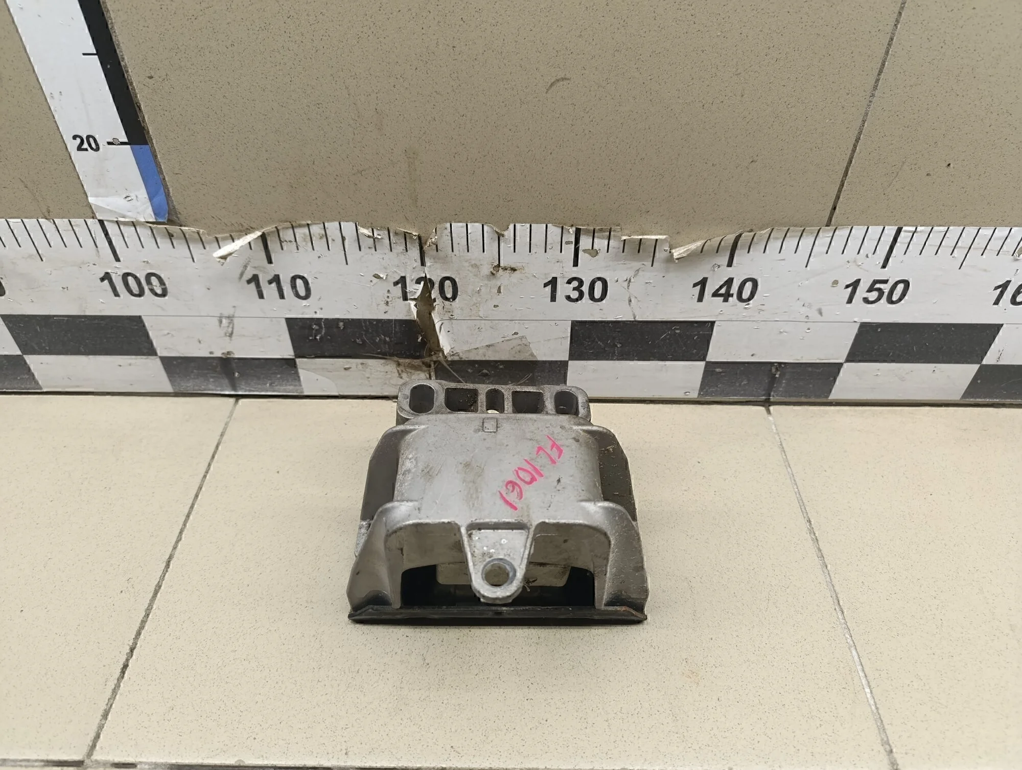 Опора КПП левая A3 (8L1) 1996-2003