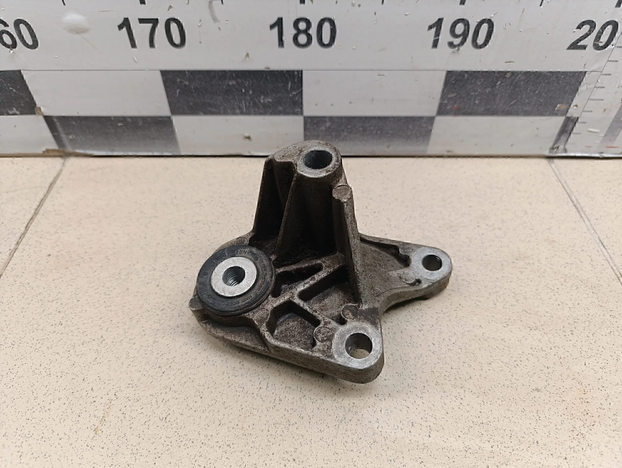 Кронштейн КПП Focus II 2008-2011