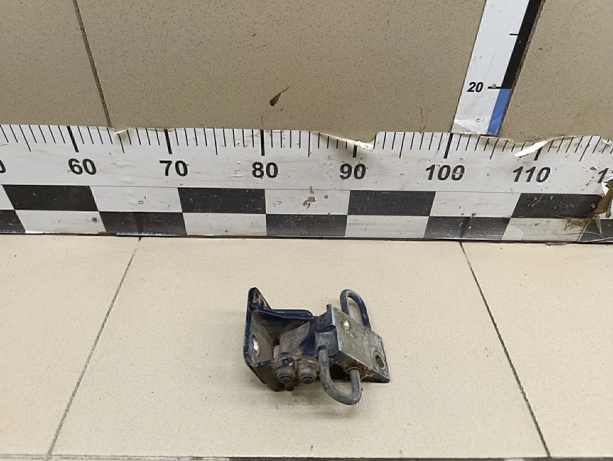 Петля двери задней левой нижняя Octavia 1997-2000