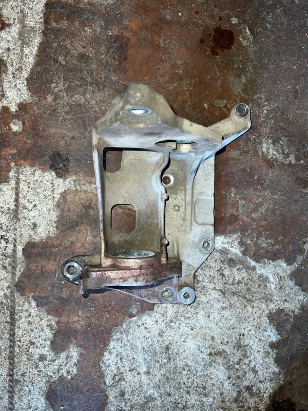 Кронштейн привода Nissan Qashqai 2009 J10E