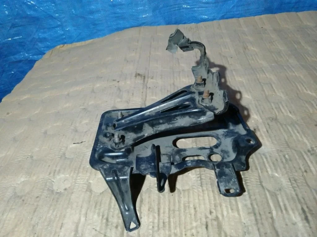 Б.у. площадка под аккумулятор TOYOTA COROLLA ZRE151 TOYOTA COROLLA ZRE151