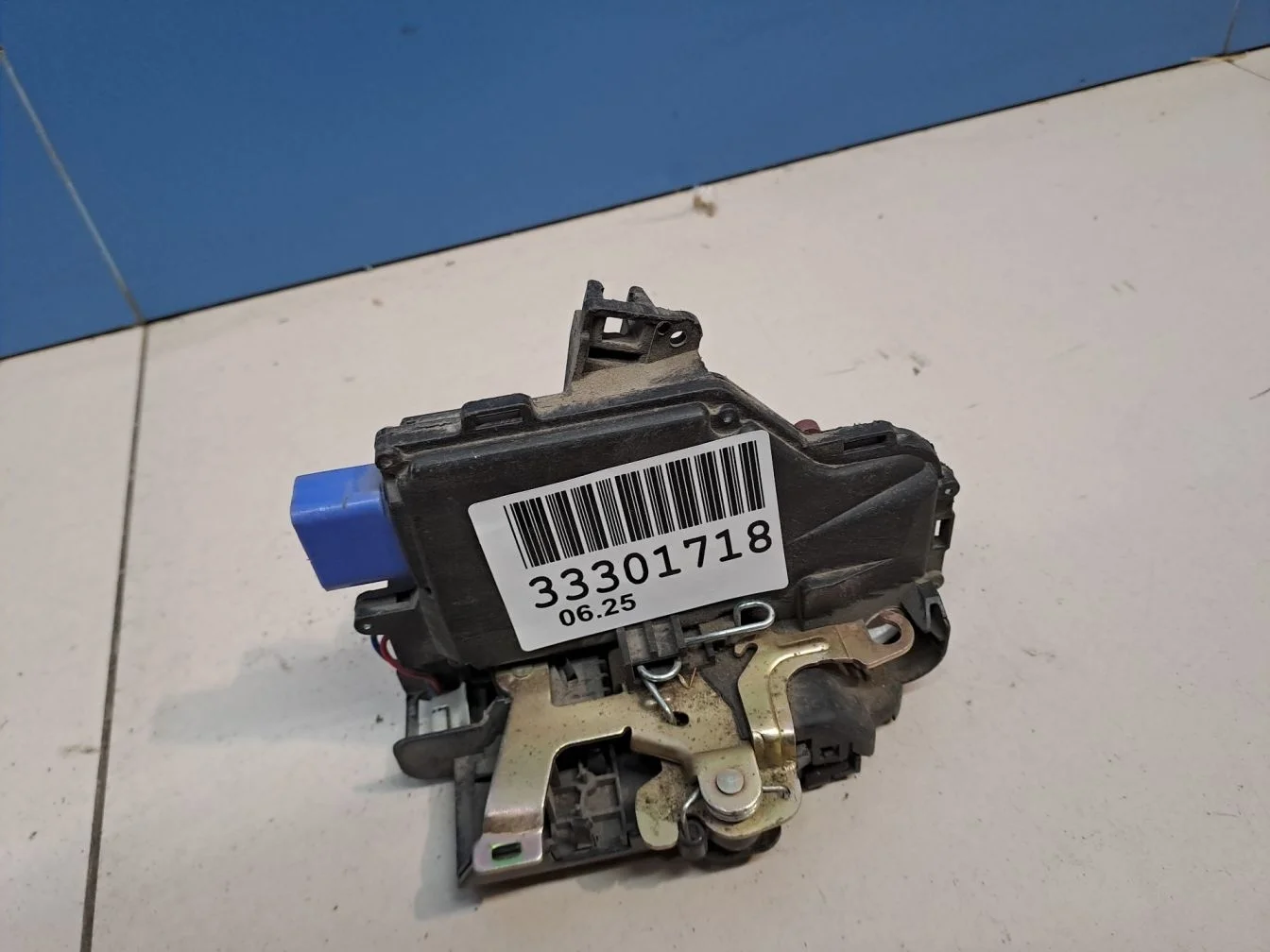 Замок двери задней левой для Volkswagen Touareg 2002-2010