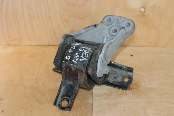 Б.у. опора двигателя MITSUBISHI LANCER CY2A MITSUBISHI LANCER CY2A