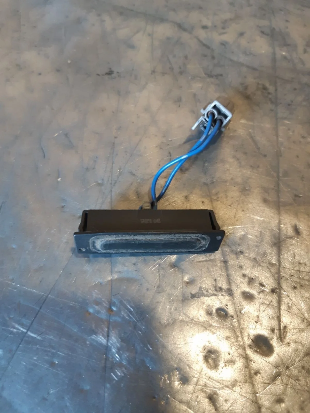 Кнопка открывания багажника Nissan Pathfinder III рестайлинг (2010—2014) 2011 KAF - бежевый