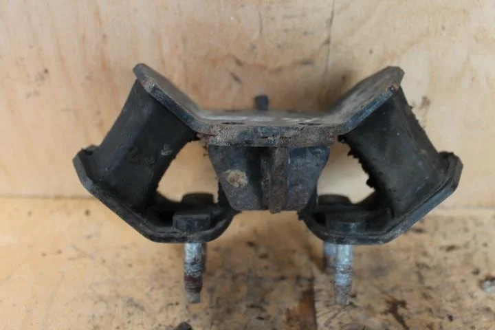 Б.у. опора двигателя LEXUS IS200 GXE10 LEXUS IS200 GXE10