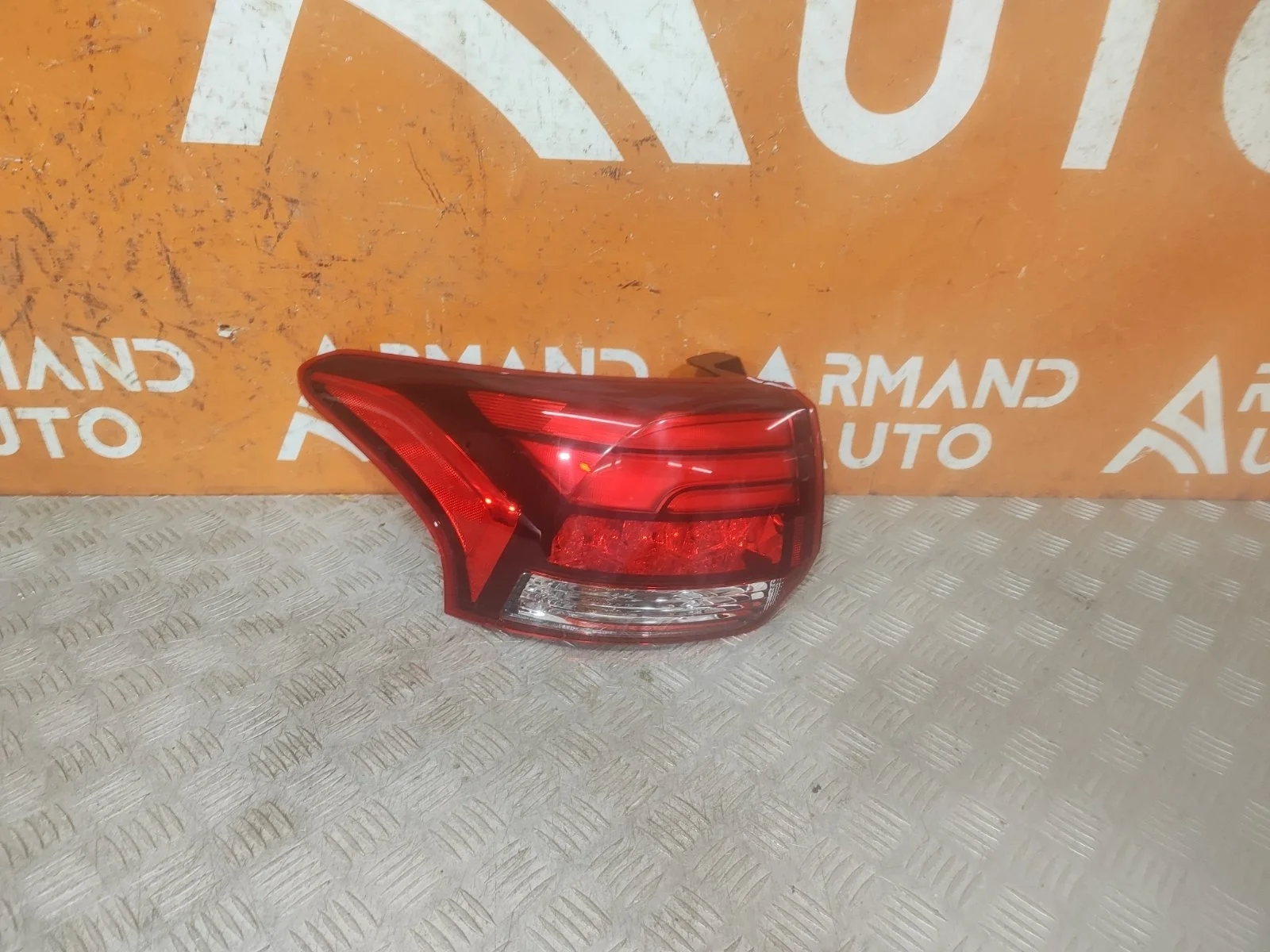 Фонарь внешний Mitsubishi Outlander 2015-нв 3