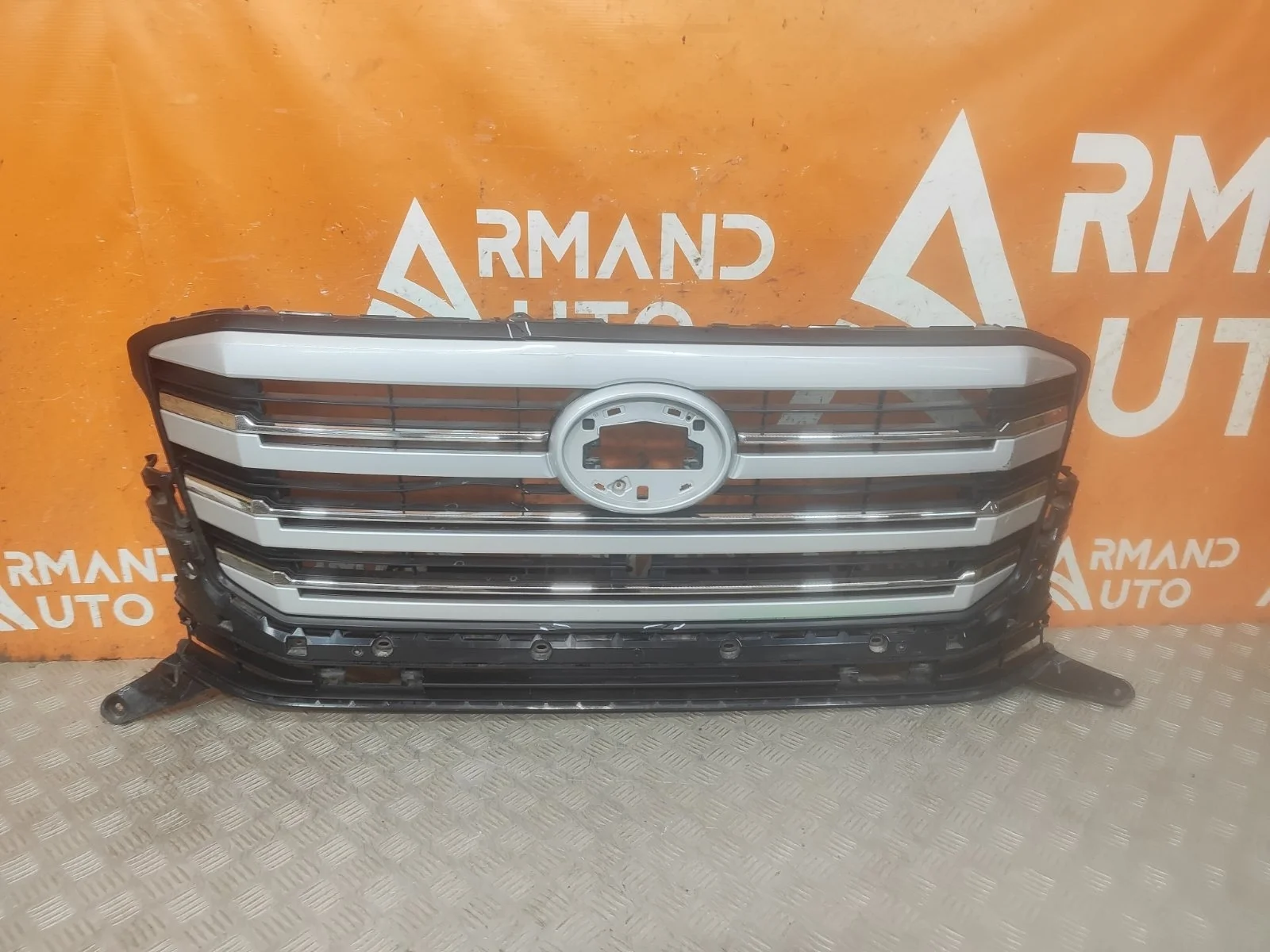Решетка радиатора Toyota Land Cruiser 2021-нв 300