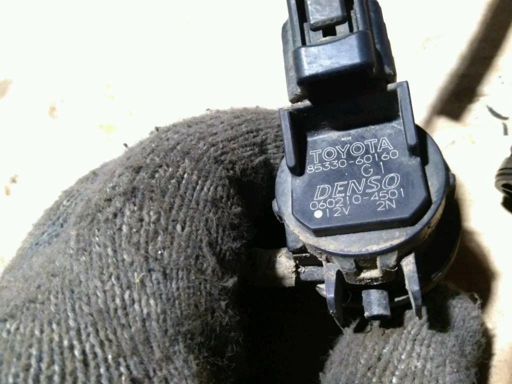 Б.у. насос омывателя TOYOTA RAV4 ACA30 TOYOTA RAV4 ACA30