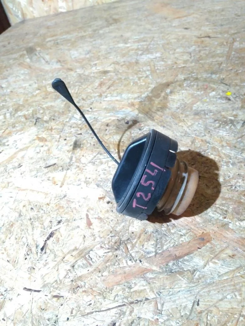 Б.у. крышка топливного бака TOYOTA AVENSIS AZT251 TOYOTA AVENSIS AZT251