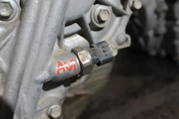 Б.у. датчик давления масла TOYOTA AURIS ZRE150 TOYOTA AURIS ZRE150