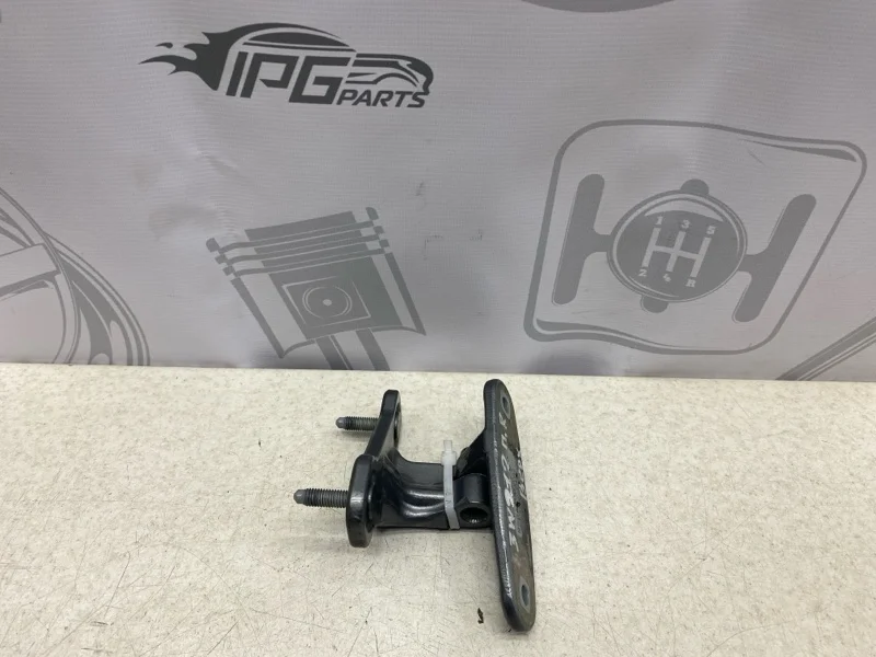 Петля передней правой двери верхняя Mercedes-benz 2013 W212