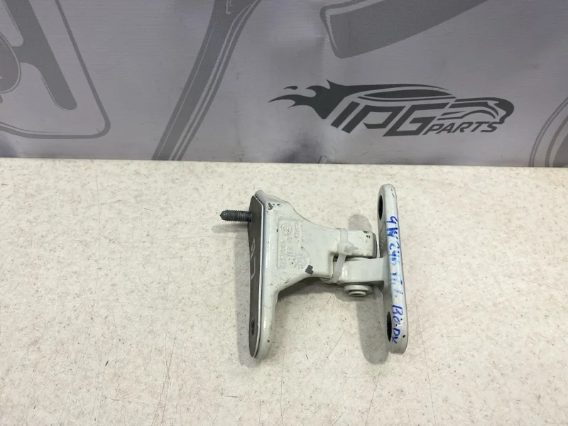 Петля передней левой двери верхняя Mercedes-benz 2014 W246