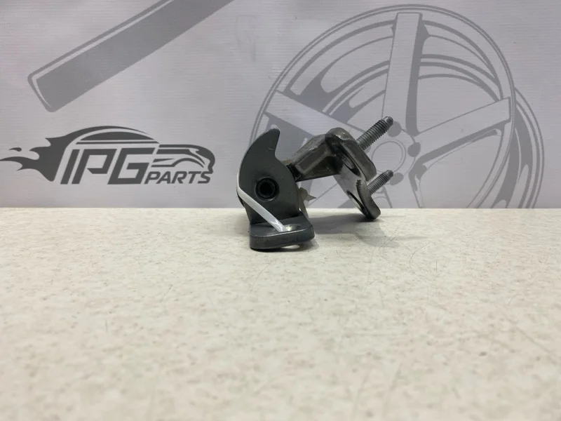 Петля передней левой двери нижняя Mercedes-benz 2013 W212