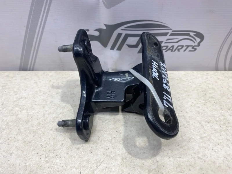 Петля передней левой двери нижняя Mercedes-benz CLS 2011 C218