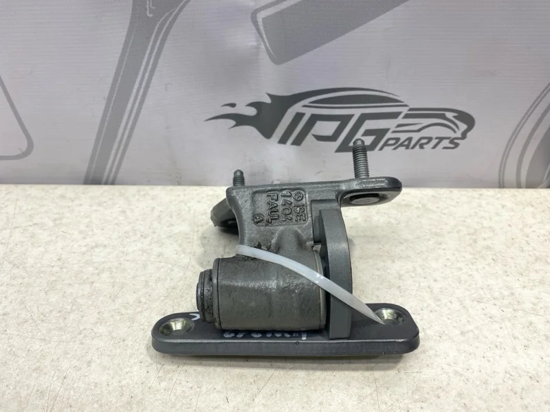 Петля передней левой двери нижняя Mercedes-benz 2014 W212