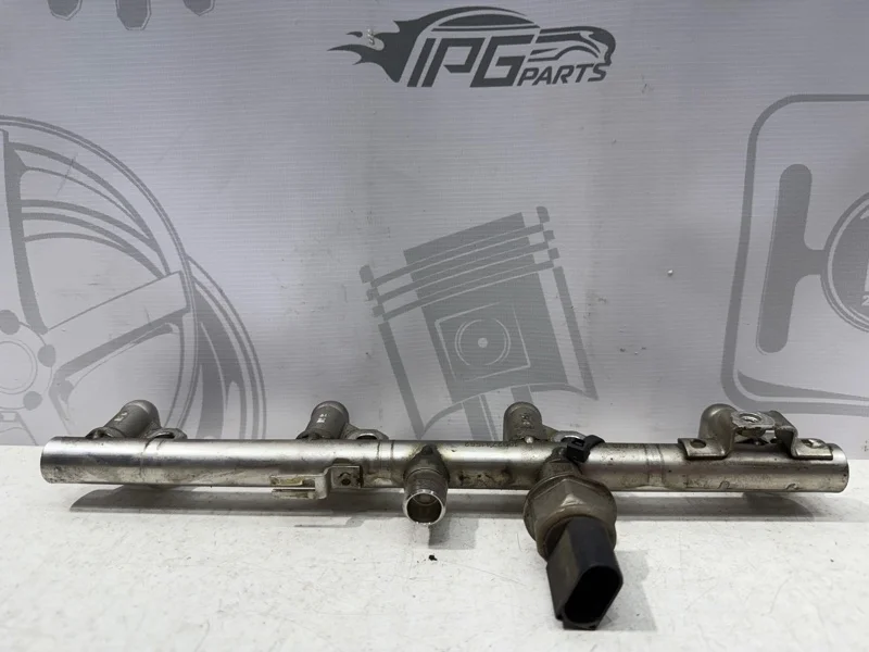 Топливная рампа с датчиком Mercedes-benz 2010 W204