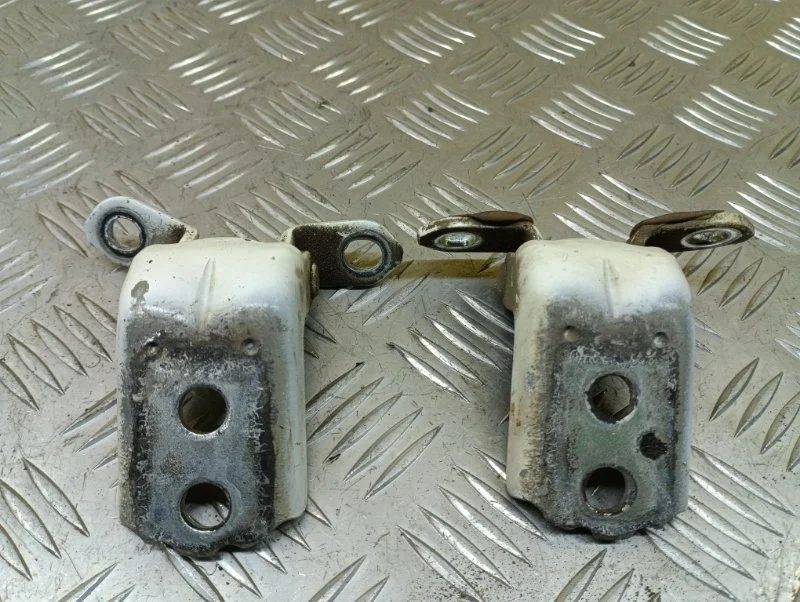 Петля двери Nissan Pathfinder (R51M) 2004-2013 2008 80400ZP80A 2.5 D YD25DDTI