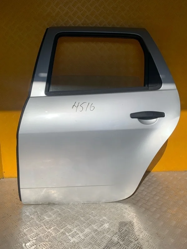 Стекло двери задней левой Dacia Duster 2010-2017 2016 823010025R 1.6 I