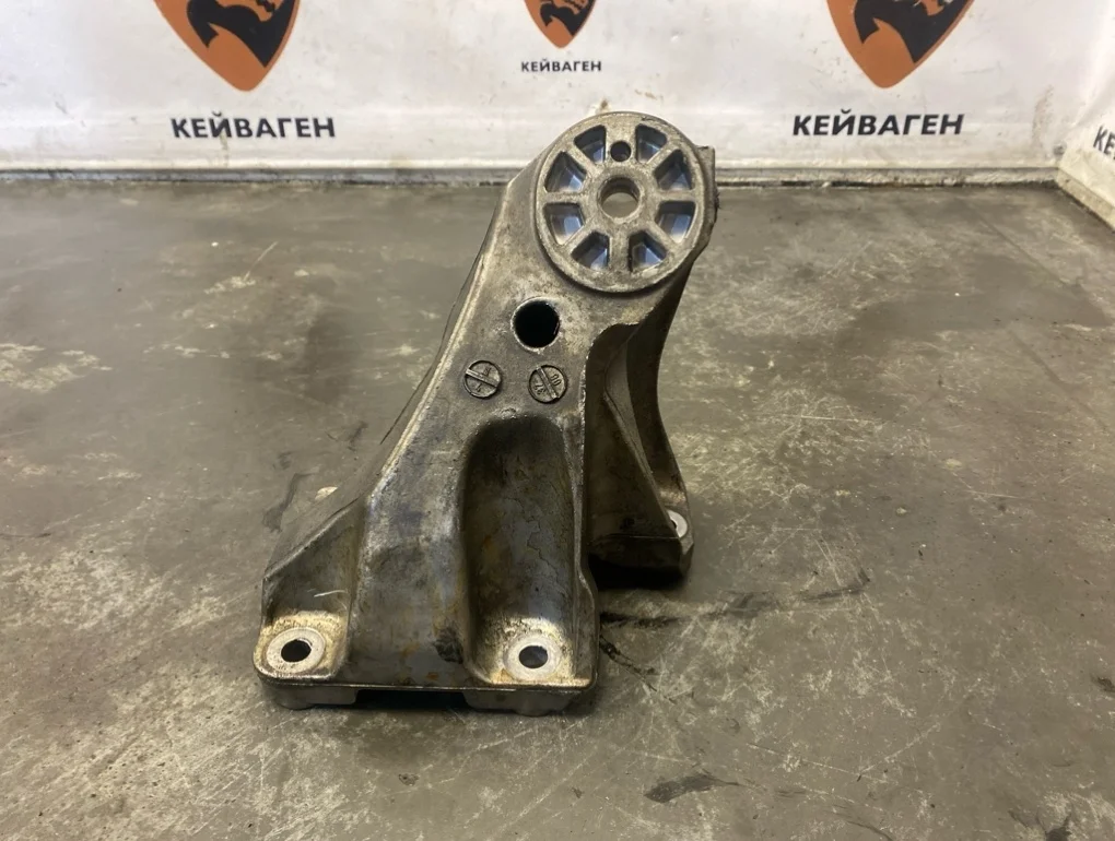 Кронштейн опоры двигателя Volkswagen Touareg 2006 4L