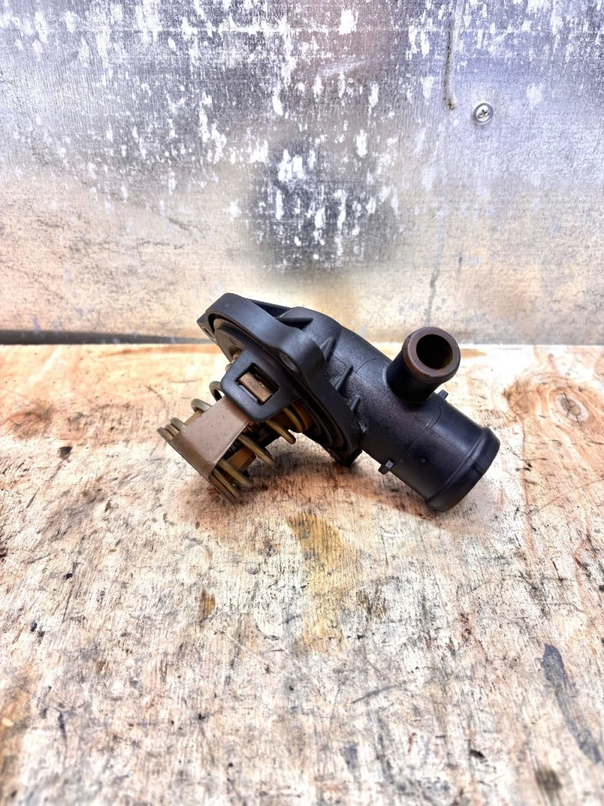 Корпус термостата 059121111N CAS A4 B8 (2007—2012) В наличии