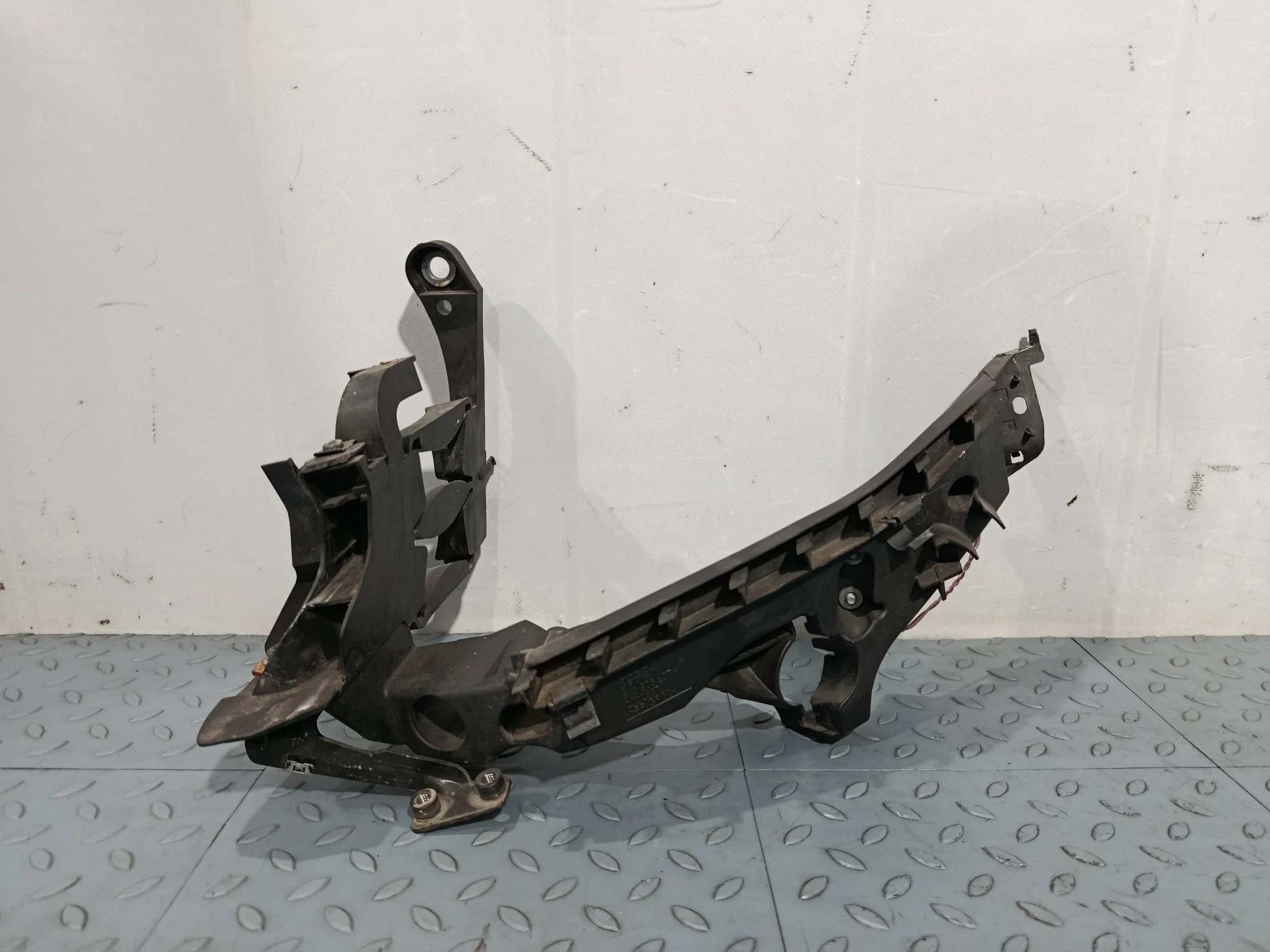 РЕСНИЧКА AUDI ПЕРЕД ЛЕВО 8K0805607