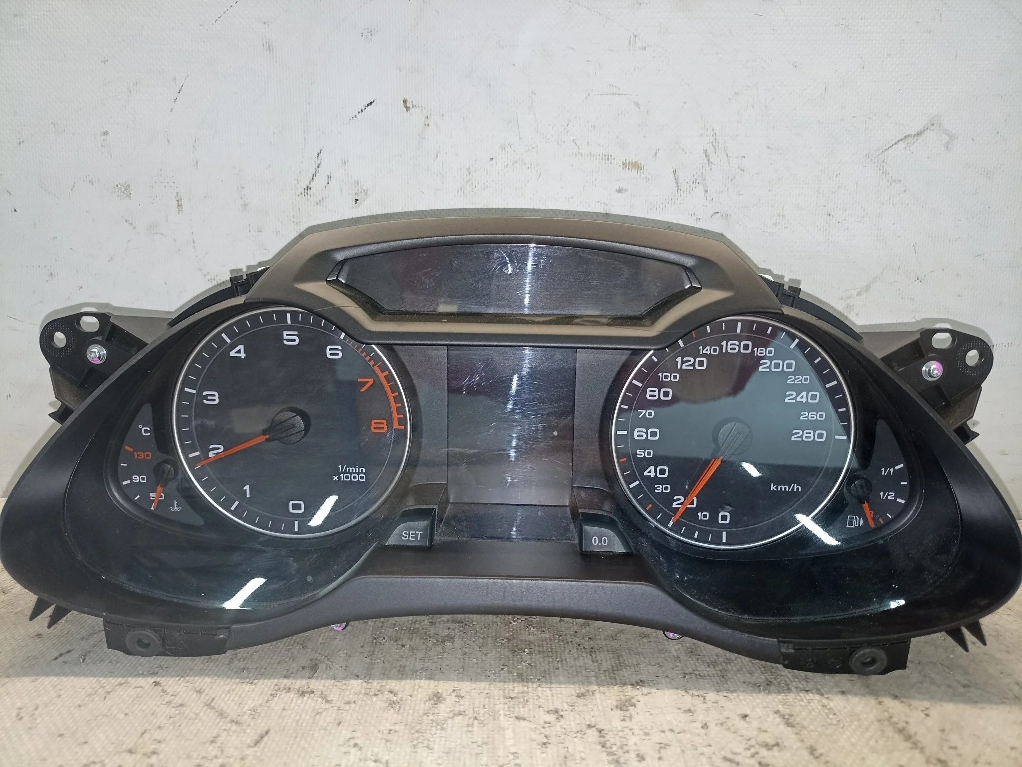 ЩИТОК ПРИБОРОВ AUDI 8K0920930B XE303