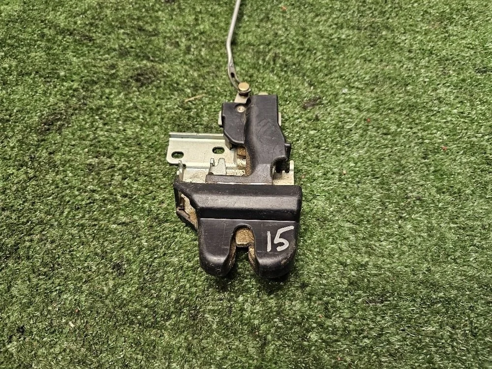 Замок багажника на Lancer 9