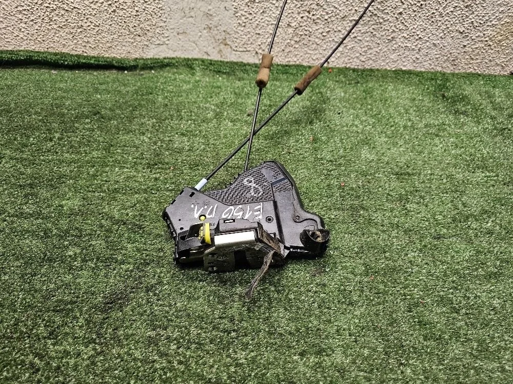 Замок двери передний левый Toyota Corolla E150