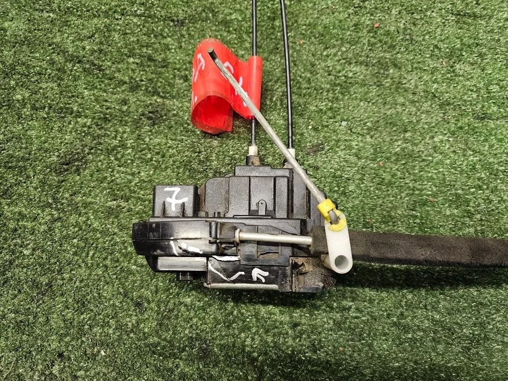 Замок передней левой двери Nissan Tiida