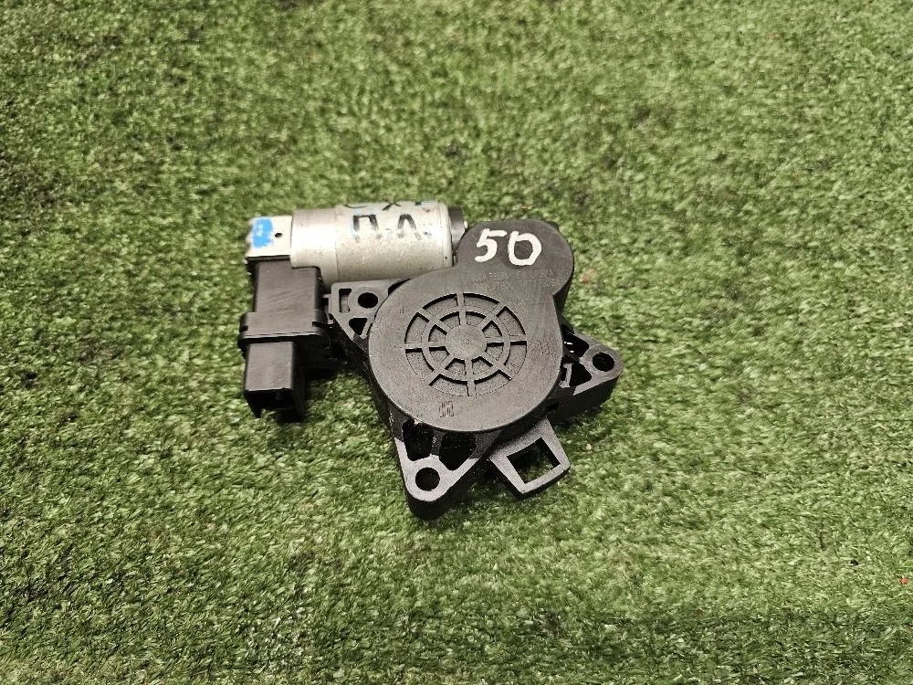 Моторчик стеклоподъемника на Mazda 3