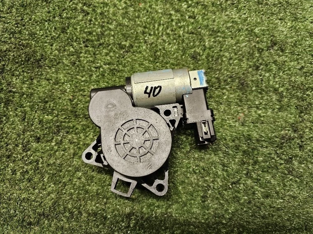 Моторчик стеклоподъемника передний правый Mazda 3