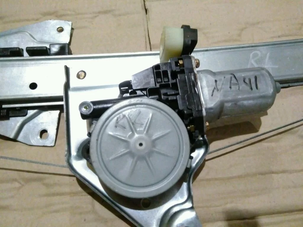 Б.у. стеклоподъемник MITSUBISHI GRANDIS NA4W MITSUBISHI GRANDIS NA4W