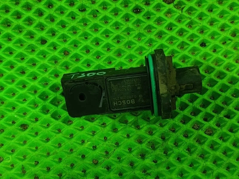 Датчик массового расхода воздуха Chevrolet Aveo T300 2013 13301682 СЕДАН F16D4