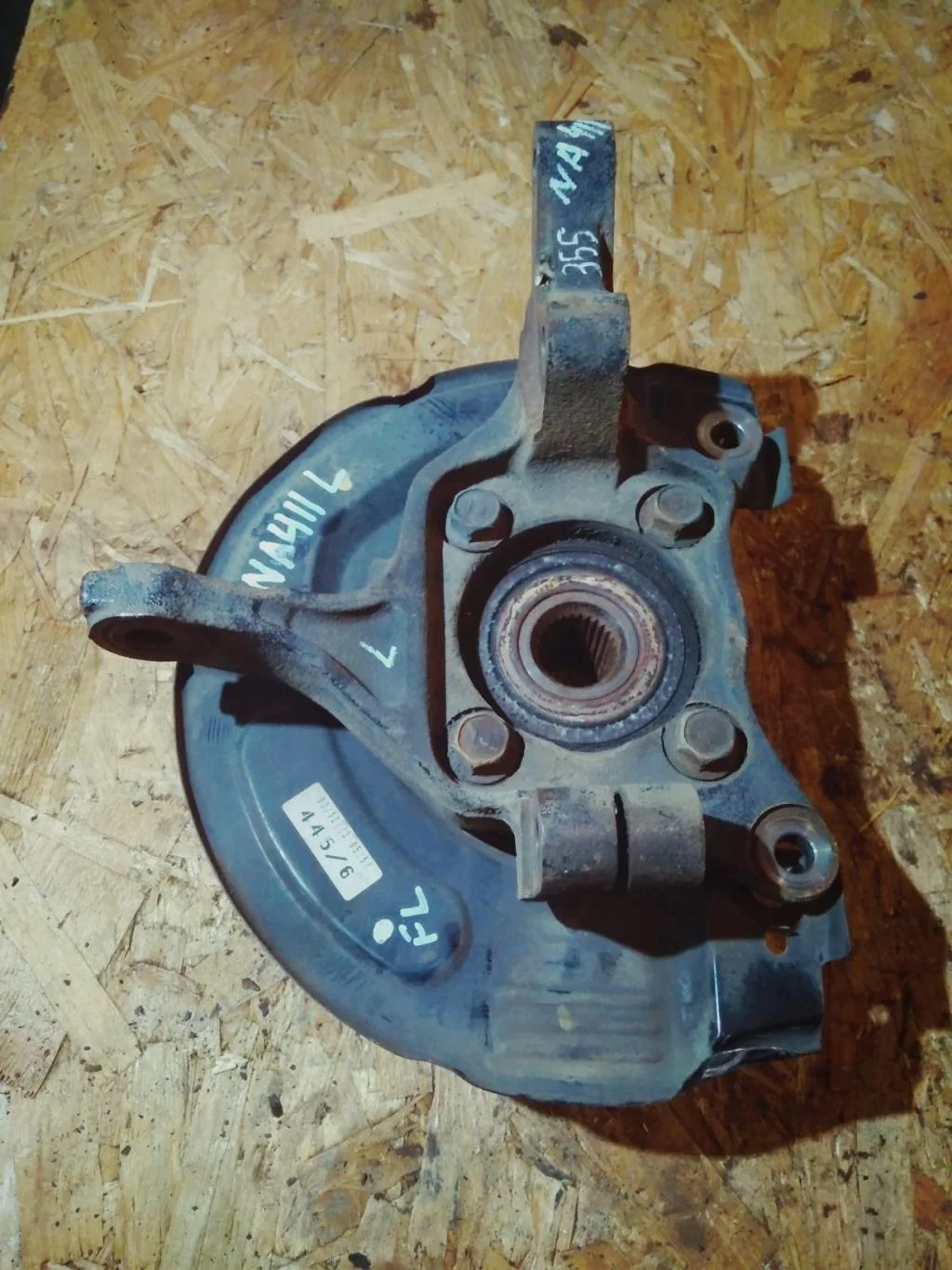 Б.у. кулак поворотный MITSUBISHI GRANDIS NA4W MITSUBISHI GRANDIS NA4W