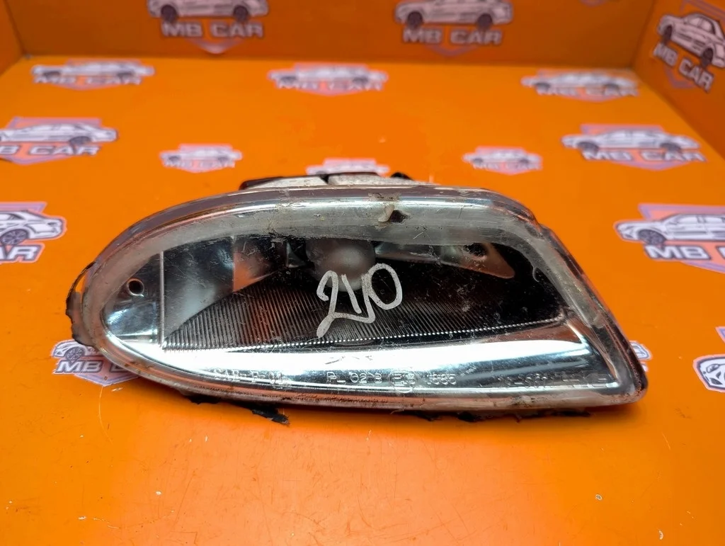 Противотуманка левая Mercedes-Benz