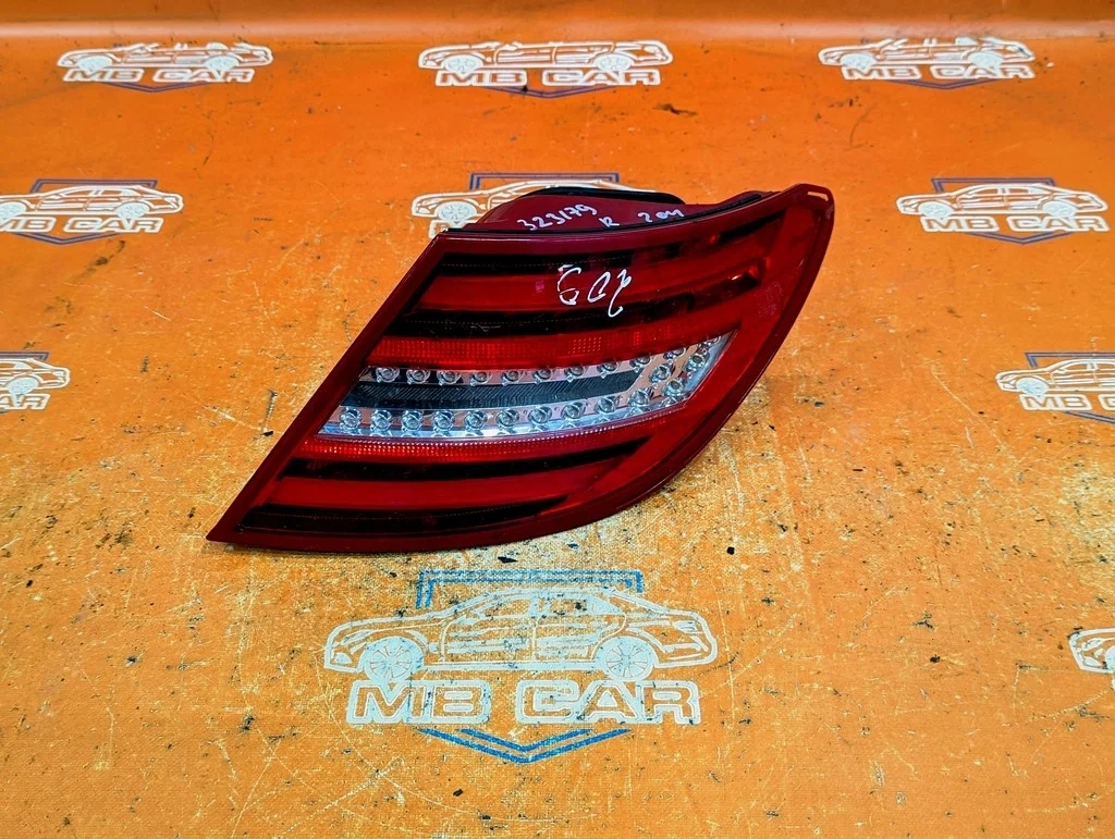 Фонарь задний правый Mercedes-Benz