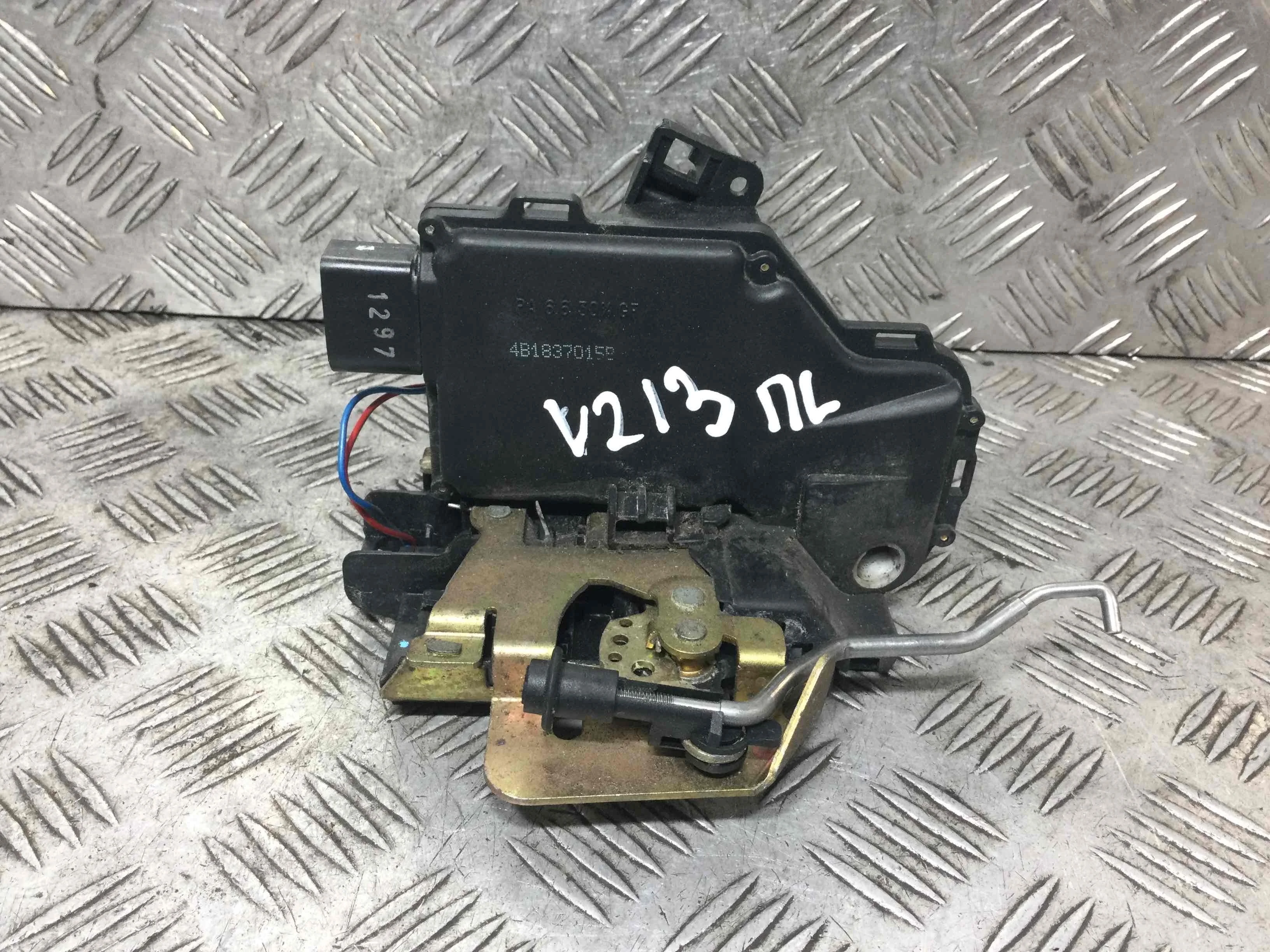 Замок двери передней левой Audi A6 C5/4B (1997-2004) бензин 2.4 i Механика Седан