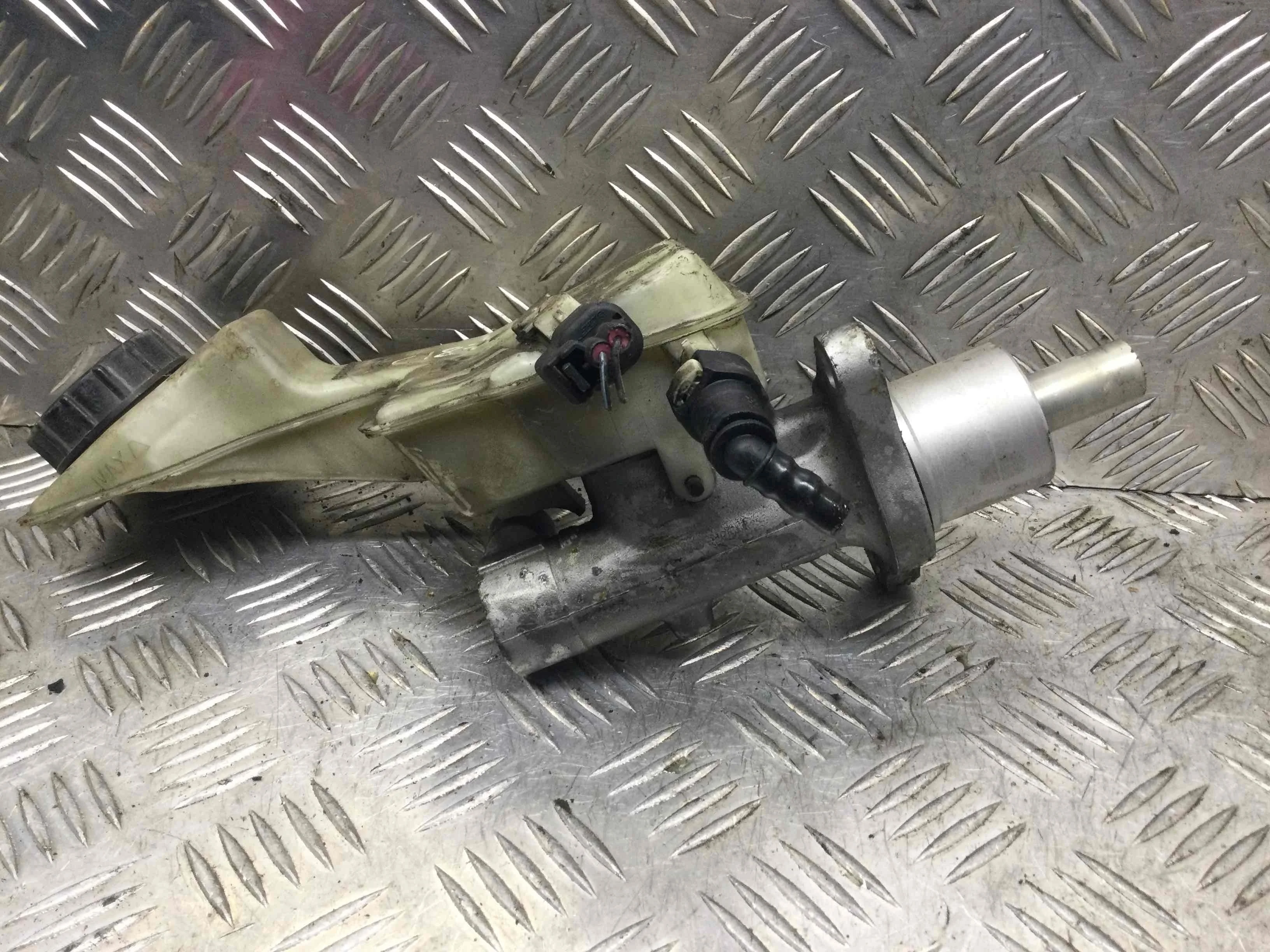 Цилиндр тормозной главный Mazda 3 3 I (BK) 2003 - 2009 дизель 1.6 CiTD Механика Минивэн