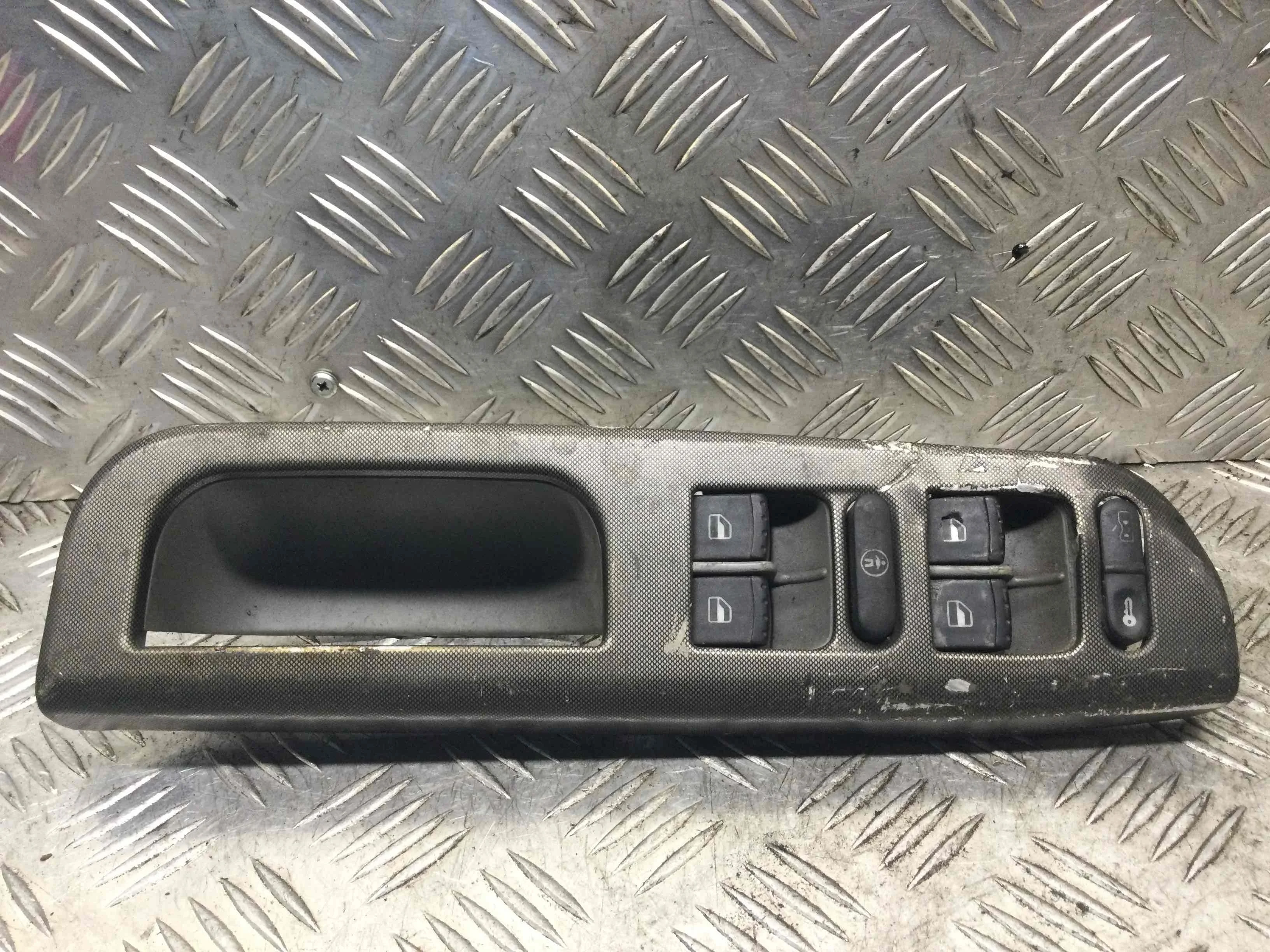 Кнопка стеклоподъемника переднего левого Volkswagen Passat B5 (1996-2000) бензин 1.6  Механика Седан