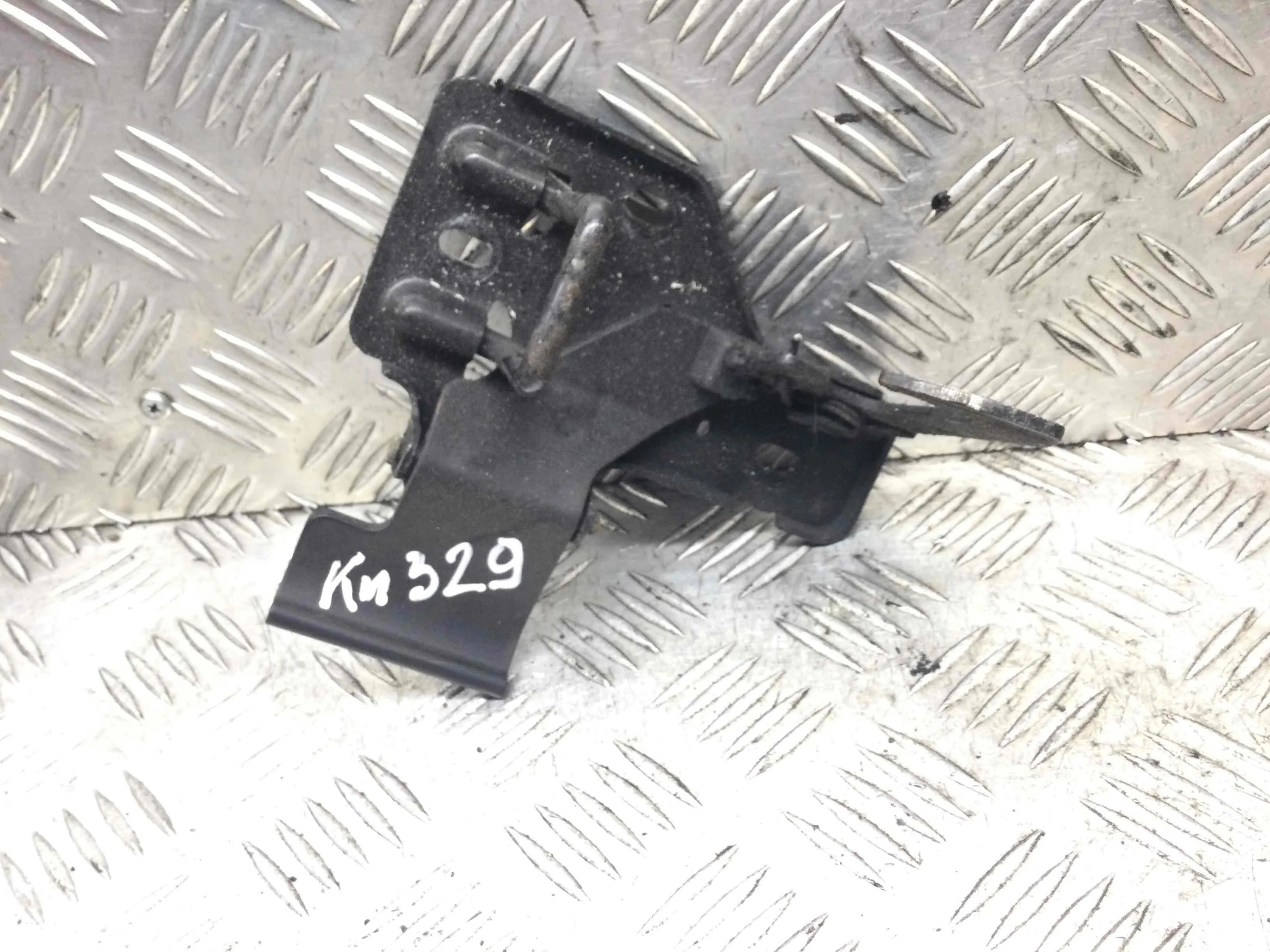 Крюк капота Volkswagen Touareg 1 поколение 2002-2007 дизель 2.5 TD Автомат Внедорожник