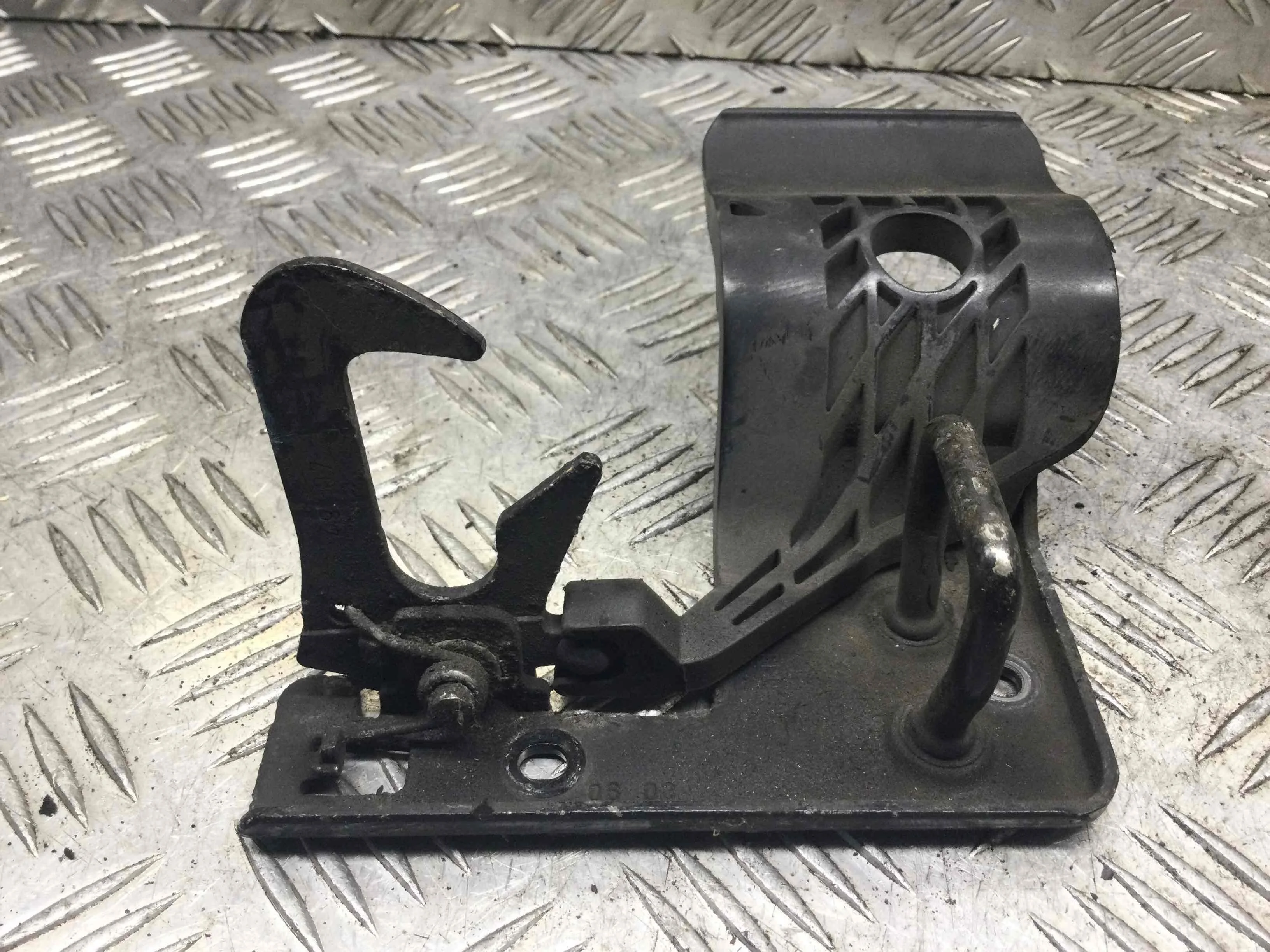 Замок капота Audi A3 8P/8PA [рестайлинг] (2004-2008) дизель 2.0 TDI  Х/б