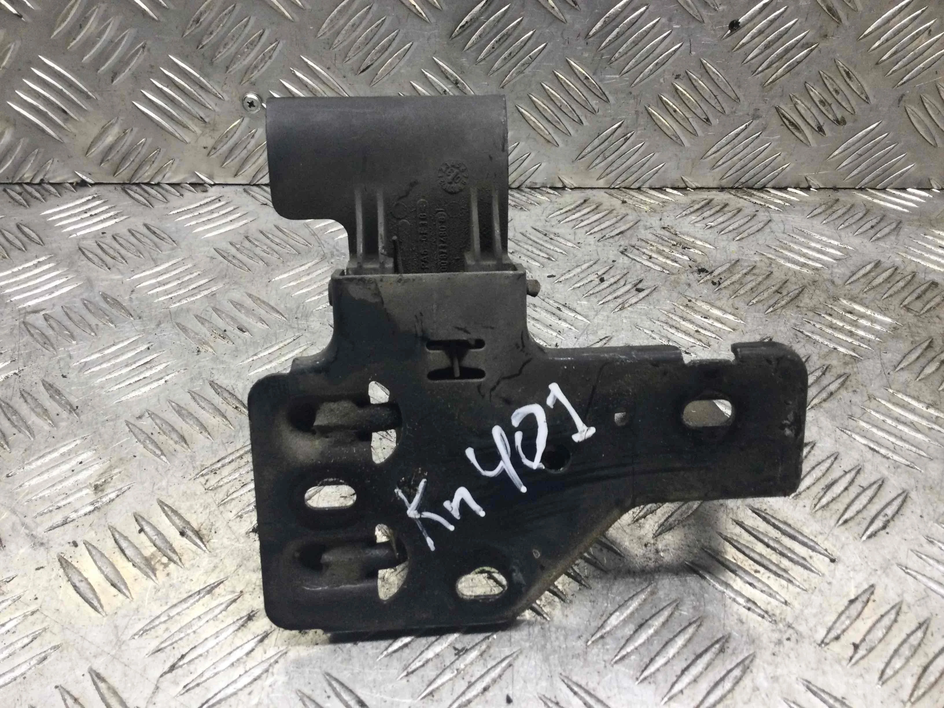 Крюк капота Volkswagen Touareg 1 поколение 2002-2007 дизель 2.5 TDI Автомат Внедорожник