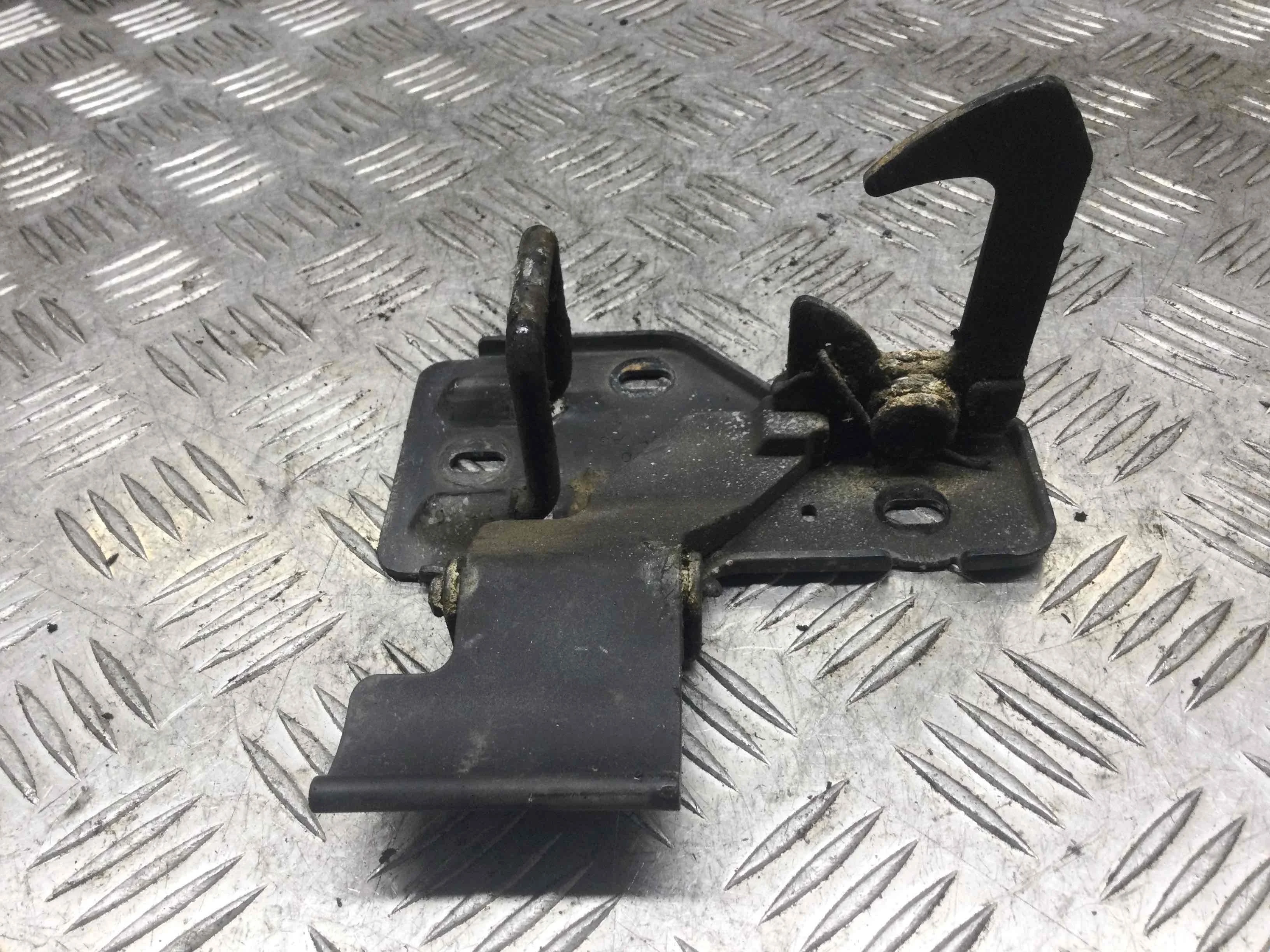 Крюк капота Volkswagen Touareg 1 поколение 2002-2007 дизель 2.5 TD Автомат Внедорожник