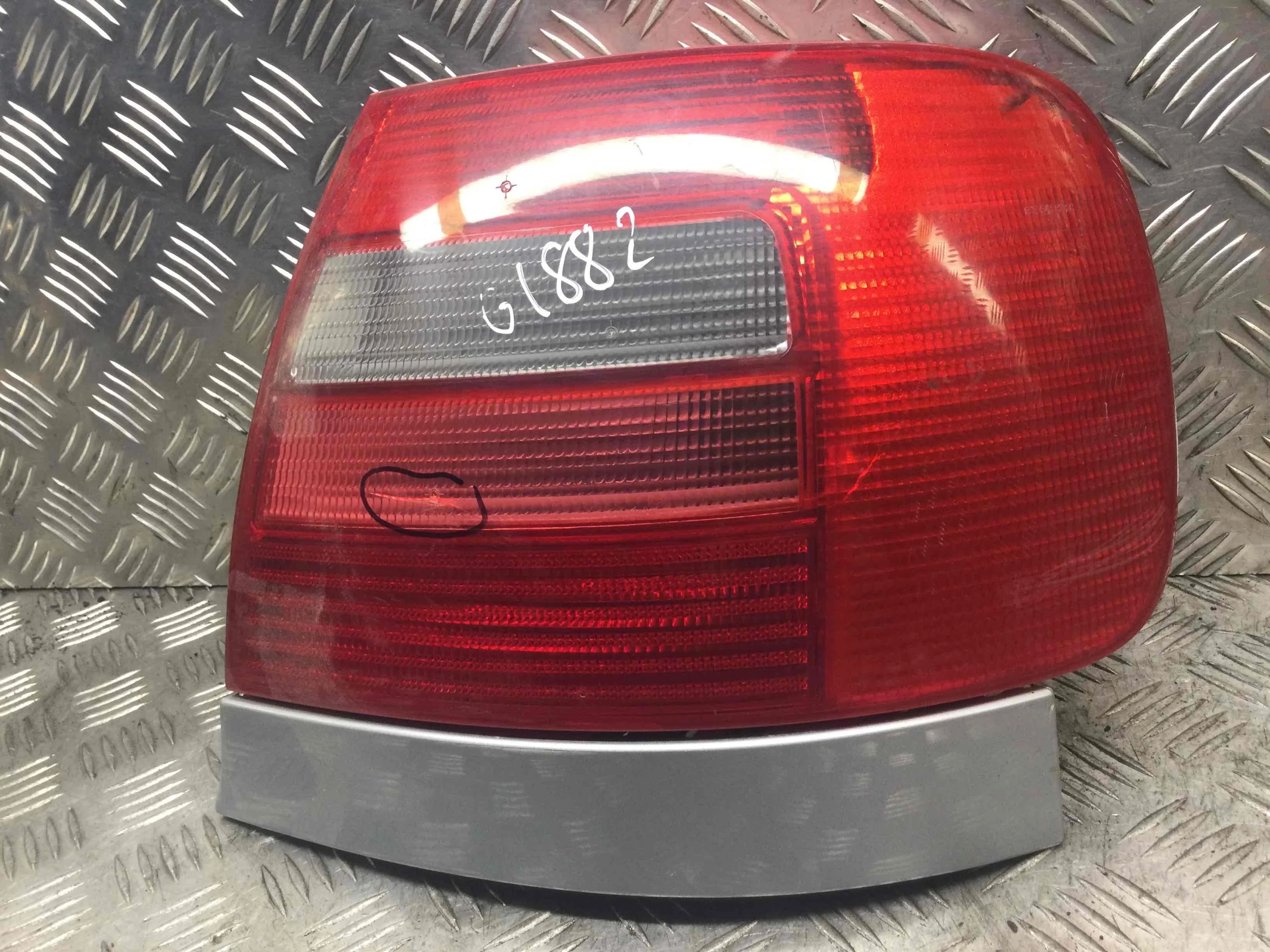 Фонарь задний правый Audi A4 B5 (1994-1999) бензин 1.6 i Механика Седан