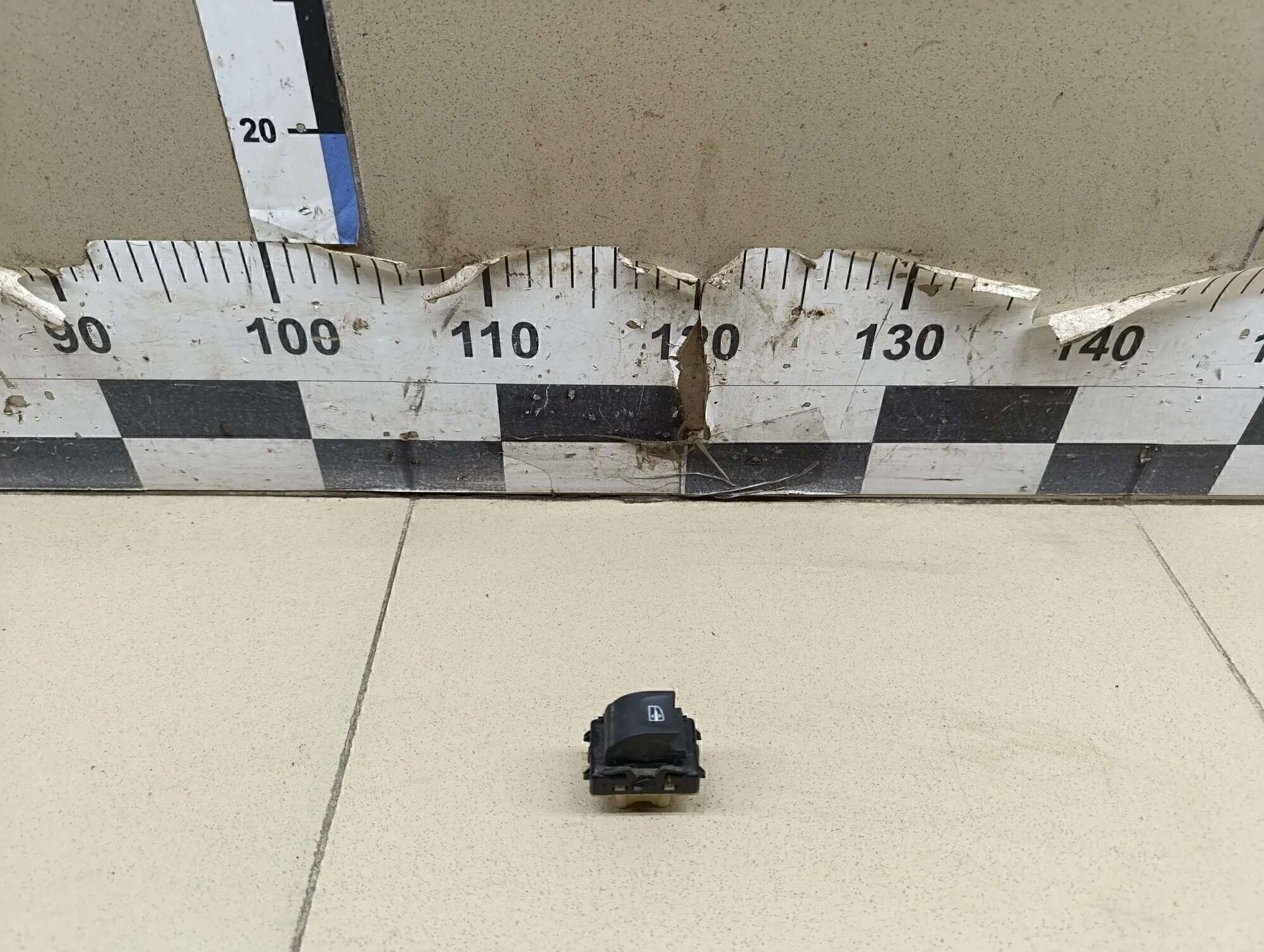 Кнопка стеклоподъемника Duster 2012>