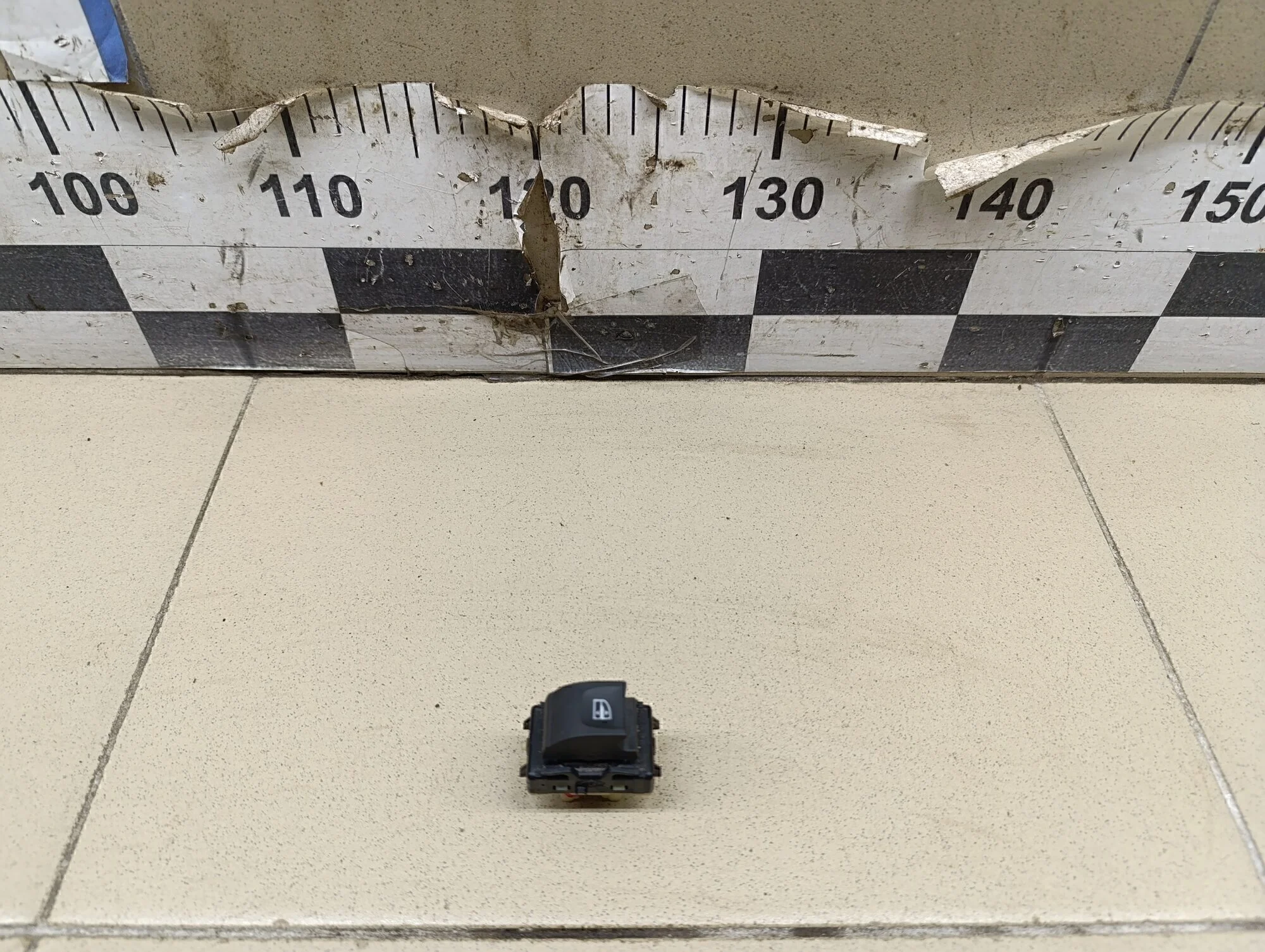 Кнопка стеклоподъемника Duster 2012>