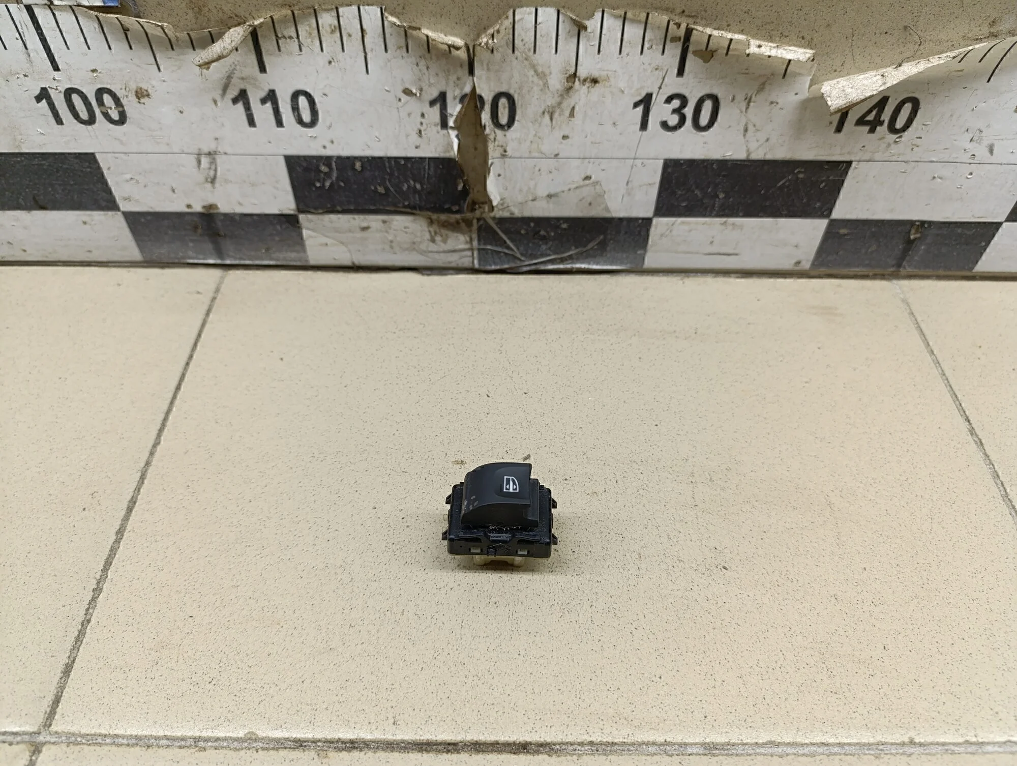 Кнопка стеклоподъемника Duster 2012>