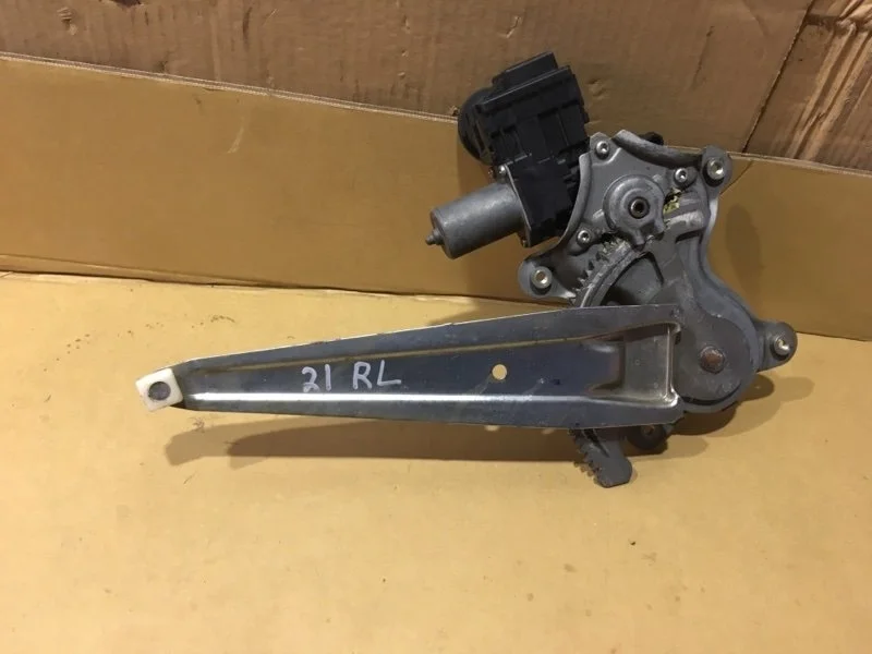 Стеклоподъемник электр. задний левый Toyota Land Cruiser 200 2015 6980435080 URJ202 4.5 1VD-FTV