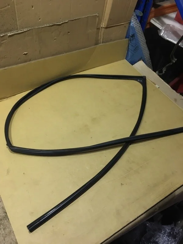 Уплотнитель стекла двери TOYOTA Land Cruiser 2010 6815160060 URJ200 1VD-FTV 4.5, передний левый